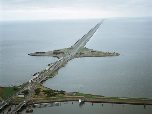 Der Afsluitdijk Damm trennt das Wattenmeer vom Ijsselmeer. Der Deich ist 32 km lang und 90 Meter breit. Der Bau begann 1927 und wurde am 28. Mai 1932 fertiggestellt.