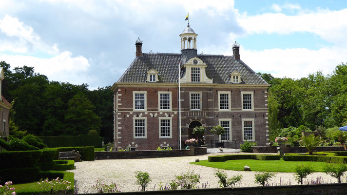 Schloss Warmelo bei Diepenheim, das 1315 erbaut wurde, und dann mehrmals zerstört und wieder aufgebaut wurde, und auf dem die Mutter von Prinz Bernhard zur Lippe-Biesterfeld bis zu ihrem Tode 1971 lebte, ist in Privatbesitz.