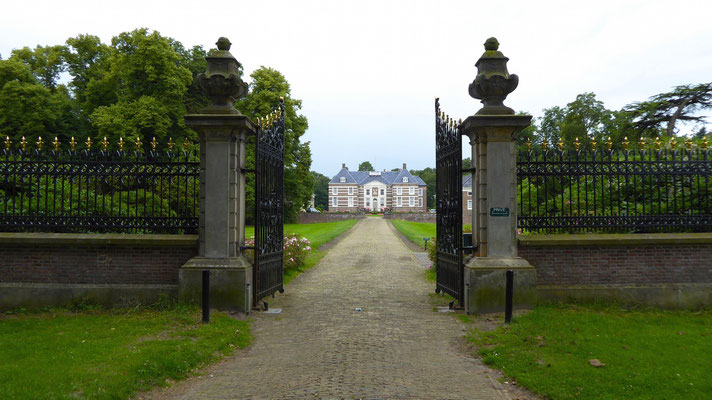 Schloss Almelo, 1318 erstmals urkundlich bezeugt, wurde 1662 in der heutigen Form wiedererrichtet. Es dient bis heute als Wohnsitz des Adelsgeschlechtes Rechteren-Limpurg und ist nicht zu besichtigen.