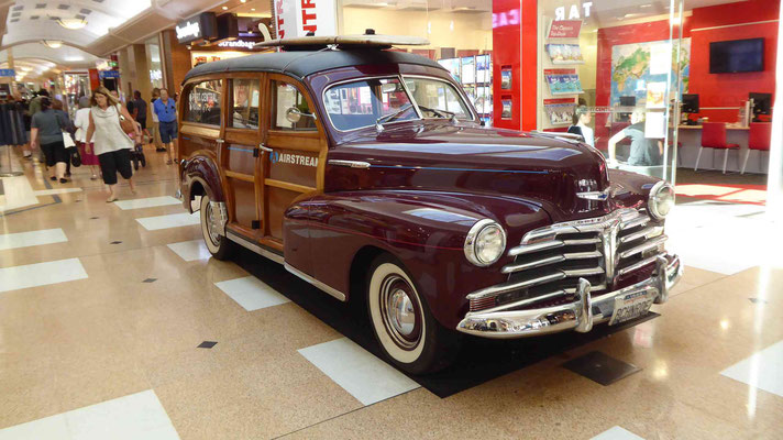 Alter Chevrolet in einem Warenhaus