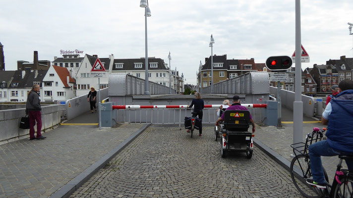 Die Brücke wird hochgefahren um Schiffe passieren zu lassen