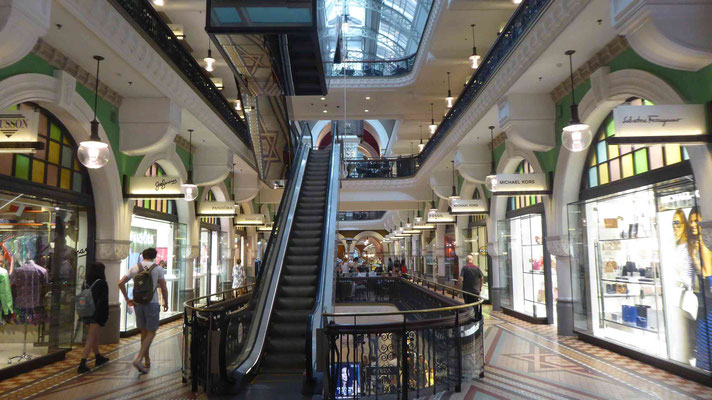 Der renovierte Bau beherbergt diverse Läden und ist unterirdisch mit weitere Einkaufszentren verbunden