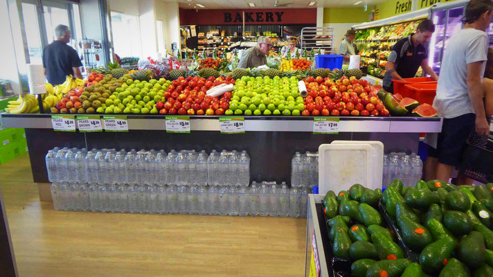 Einkauf in Robe "Foodland" (Schöne Auslage von Früchten und Gemüse