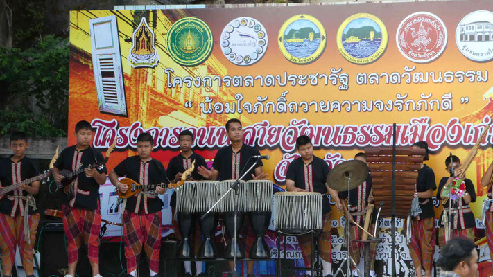 Unterhaltung beim Marktes in Phangnga