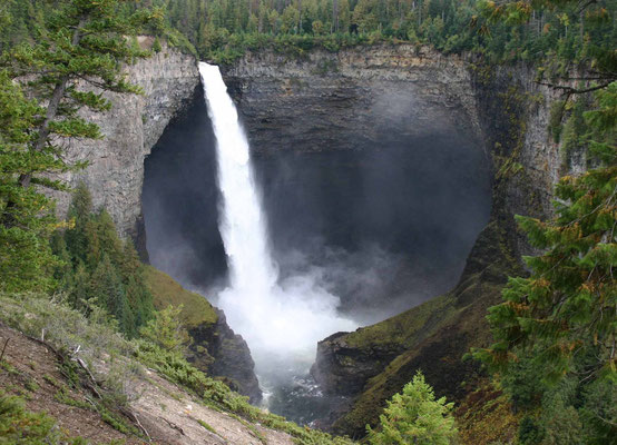 Helmcken Falls ist ein Wasserfall des Murtle River im Wells Gray Provincial Park. Kurz bevor der Fluss in den Clearwater River mündet, fällt er vom Murtle Plateau 141 m in die Tiefe