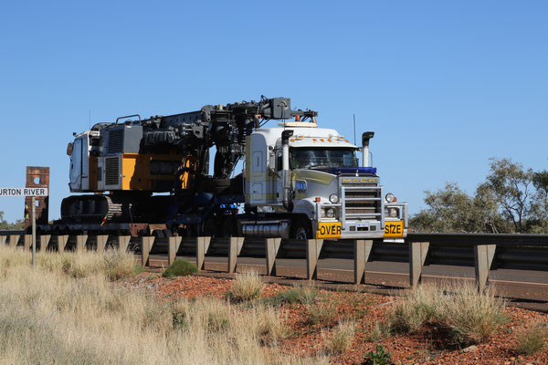 Schwertransporte beim Nanutarra Roadhouse