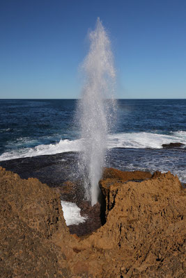 Durch den löchrigen Kalkstein an der Küste wird das Wasser durch den Druck der Wellen weit in die Höhe gepresst