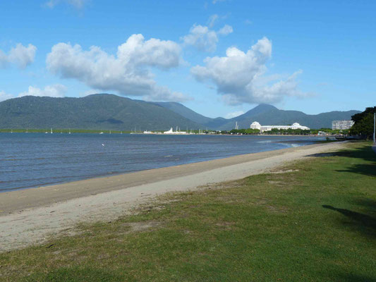 Spaziergang entlang der Esplanade In Cairns