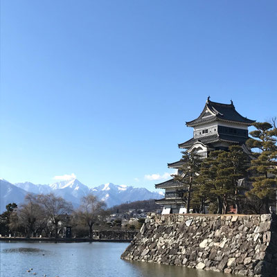 松本城とアルプス