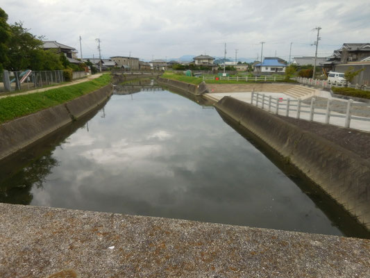和霊橋から上流。右側に川狩り施設。