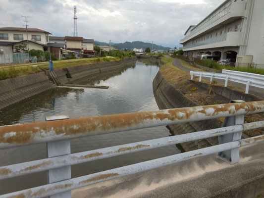 田井橋から。上流にJR予讃線の橋、右側に特別養護老人ホーム安寿荘。