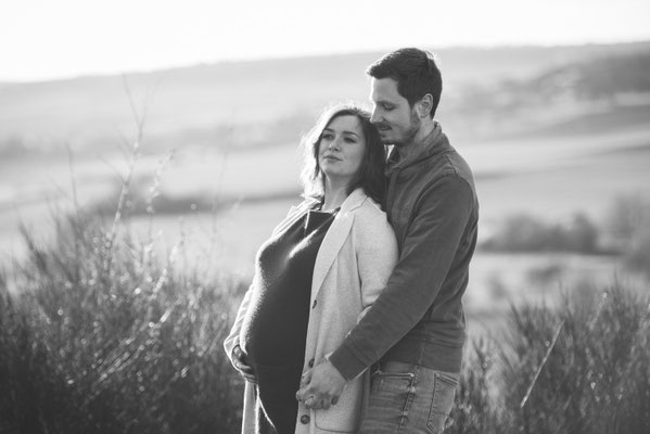 Babybauch-Fotoshooting mit Paar in der Natur von Rockenberg.