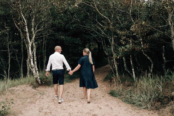 Verliebt in der Natur Schwedens. Als Paarfotografin halte ich eure Liebesgeschichte in stimmungsvollen Outdoor-Bildern fest.