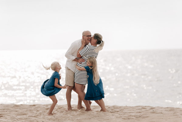 Keine steifen Posen, nur echtes Leben. Authentische Familienfotografie in Bad Nauheim und weltweit für Groß und Klein.