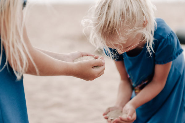 Familienfotos am Strand – Szilvia Rölke fotografiert eure Herzensmomente in Schweden.