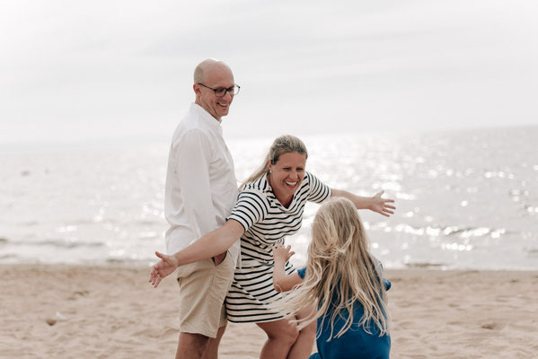 Authentische Familienfotos im Urlaub festhalten: Szilvia Rölke Fotografie begleitet euch weltweit, wie hier beim Familienshooting in Schweden.