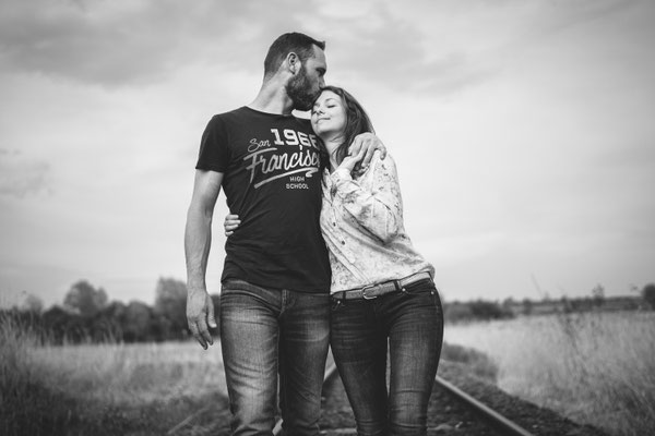 Intime Momente und echte Gefühle – authentische Paarfotografie bei Butzbach, die Ihre ganz persönliche Liebesgeschichte erzählt. 