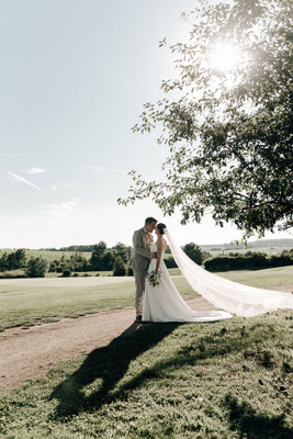 Brautpaar-Shooting bei der Traumhochzeit in Gelnhausen. Natürliche Hochzeitsfotografie in schönster Landschaft im Main-Kinzig-Kreis.