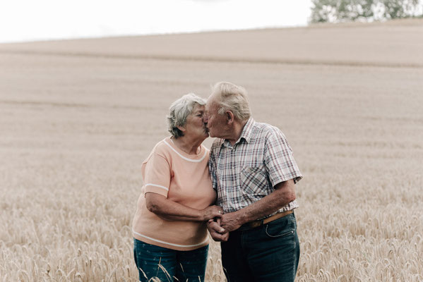 Fotografin Bad Nauheim: Ein inniges Paarbild im Alter zeigt, dass wahre Liebe niemals vergeht. Ungestellt, authentisch, zeitlos. 