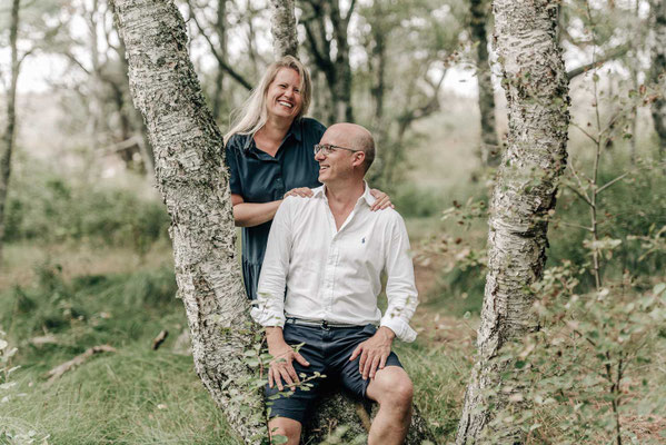 Natürliche Outdoor-Paarfotografie im Grünen: Ich mache eure Verbindung sichtbar.
