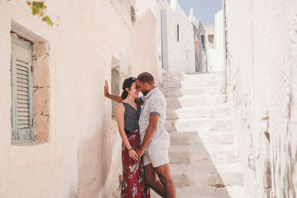 Santorini-Vibe in Hessen! Ich fange eure Liebe so magisch ein wie im Urlaub. Euer Paar-Shooting in Bad Homburg & Umgebung.