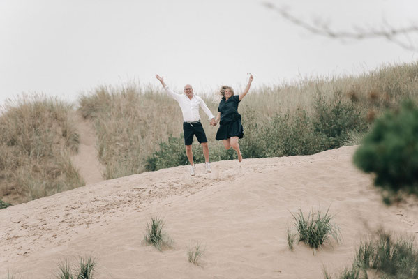 Euer Paarshooting mit Szilvia Rölke in Schweden: Pure Emotionen, ausgelassene Freude und ganz viel Sand zwischen den Zehen.