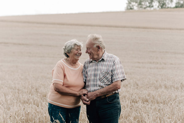 Authentische, natürliche Fotos von älteren Paaren. Weil die gemeinsame Liebe im Laufe der Jahre nur noch tiefer und schöner wird. 