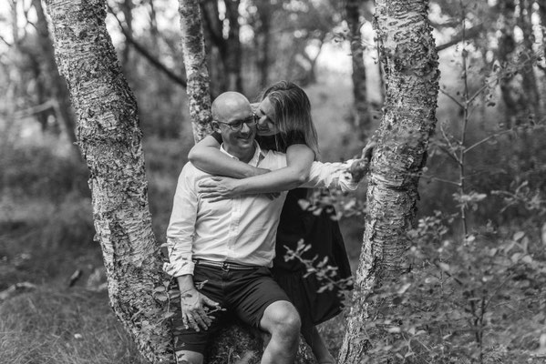 Authentische Paarfotos im Wald – eure Liebe festgehalten in der Natur.