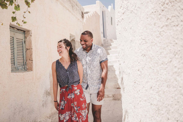 Verliebt in Griechenland: Ein exklusives Paarshooting in Santorinis Altstadt – ungestellt, emotional und zeitlos fotografiert.