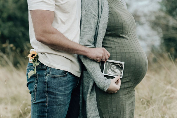Natürliche Schwangerschaftsfotografie im Freien: Detailaufnahme von Babybauch mit Ultraschallbild beim Shooting in Bad Nauheim.