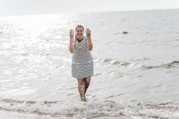 Authentische Strand-Portraits beim Outdoorshoot in Schweden.