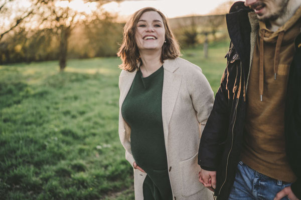 Werdende Eltern beim Spaziergang eines Babybauch-Shooting in der Natur in Ober-Mörlen.