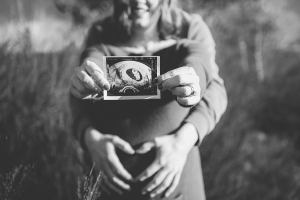 Babybauch-Shooting in Rockenberg – Werdende Eltern halten Ultraschallbild in den Händen.