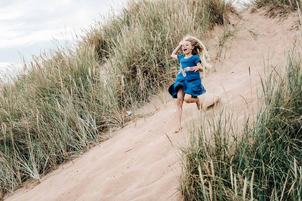 Lachen im Dünenwind – Eure Familienfotografin für emotionale Momente.