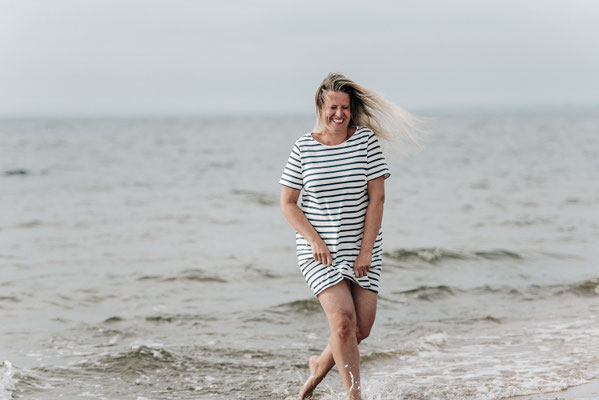 Lebendiges und fröhliches Portraitshooting am Strand von Schweden | Fotografin Szilvia Rölke.