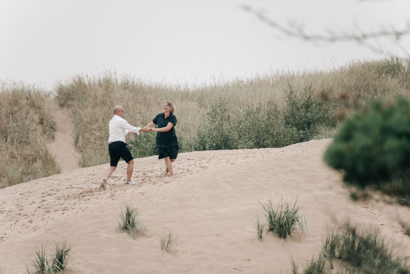 Paarfotografie im Urlaub| Ein wildes, freies Paarshooting in den Dünen von Schweden.