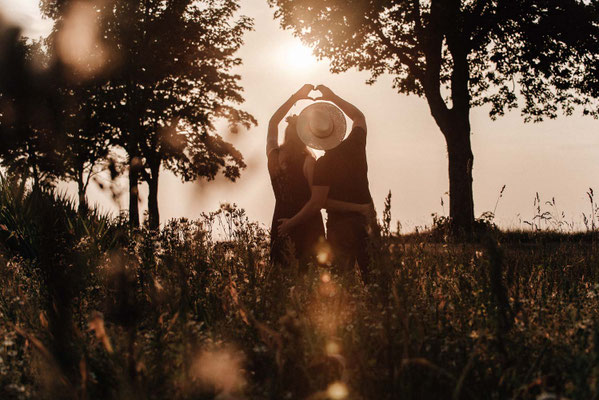 Authentisch und ungestellt: So magisch können eure Paarfotos bei Sonnenuntergang mit Szilvia Rölke sein.