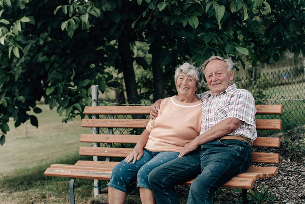Erinnerungen festhalten: Ein herzliches Lachen im Alter, ungestellt und voller Wärme. Eure Fotografin Bad Nauheim macht es sichtbar. 