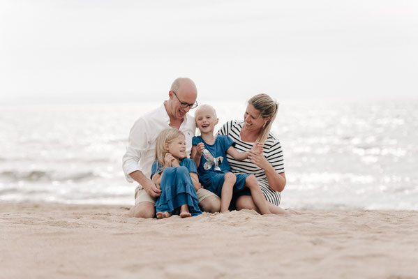Geschwister lachen beim Familienshooting in Schweden – fotografiert von Szilvia Rölke. 