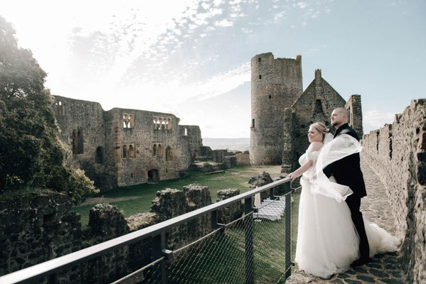 Brautpaarshooting vor malerischer Kulisse der Burg Münzenberg – ungestellte Hochzeitsfotografie für echte Erinnerungen.