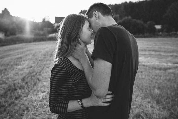 Locker, authentisch und voller Emotionen – Outdoor Paarfotografie mit natürlichem Charme.
