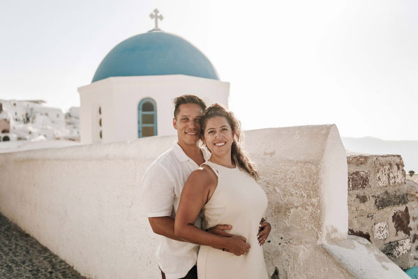 Verlobungsshooting vor den blauen Kuppeln Santorinis mit Fotografin Szilvia Rölke.