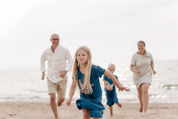Rauschendes Wasser: Authentisches Familienshooting am Meer.