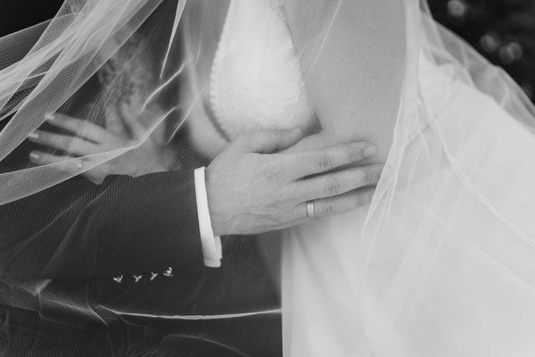 Momente für die Ewigkeit: Authentische Hochzeitsfotografie und liebevolle Details in Bad Nauheim von Szilvia Rölke.