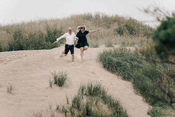 Grenzenlos frei: Emotionale Sommer-Paarfotos am Strand in Schweden.