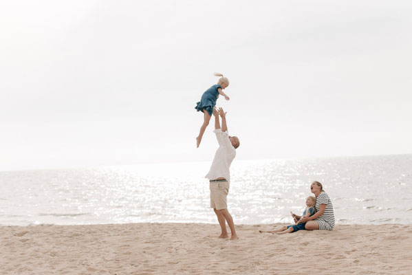 Gemeinsam die Welt entdecken: Dynamisches Familienshooting in Schweden für lebendige, ungestellte Familienfotos im Ausland.