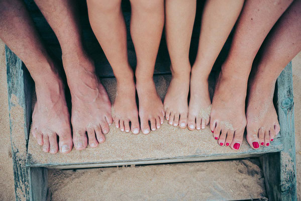 Barfuß durch das Familienglück – emotionale Fotomomente festgehalten von der Fotografin Szilvia Rölke.