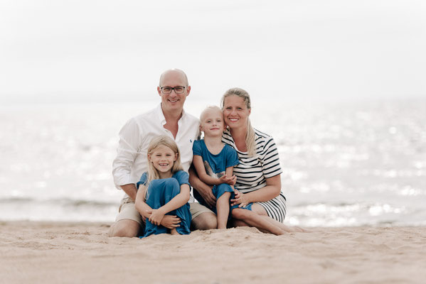 Authentische Familienfotografie in der Wetterau: Ein inniger Moment im warmen Gegenlicht.