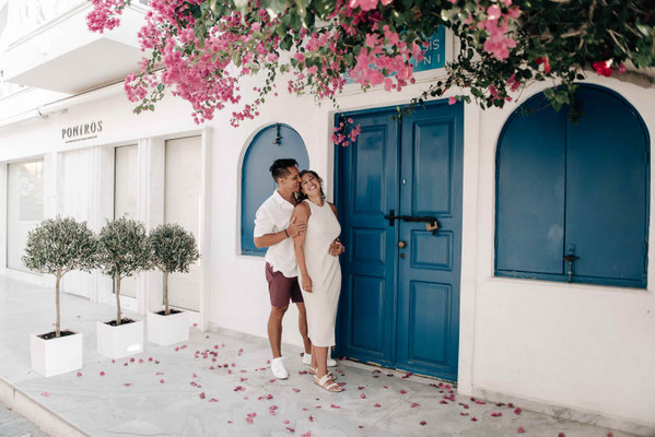 Paarshooting auf Santorini. In den malerischen Gassen Oias halten wir eure schönsten Momente fest.