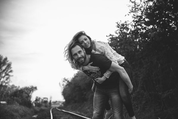 Ausgelassene Paarfotos auf verlassenen Schienen bei Butzbach. Kreative Inspirationen für emotionale Pärchenfotos und Love-Story-Shootings.